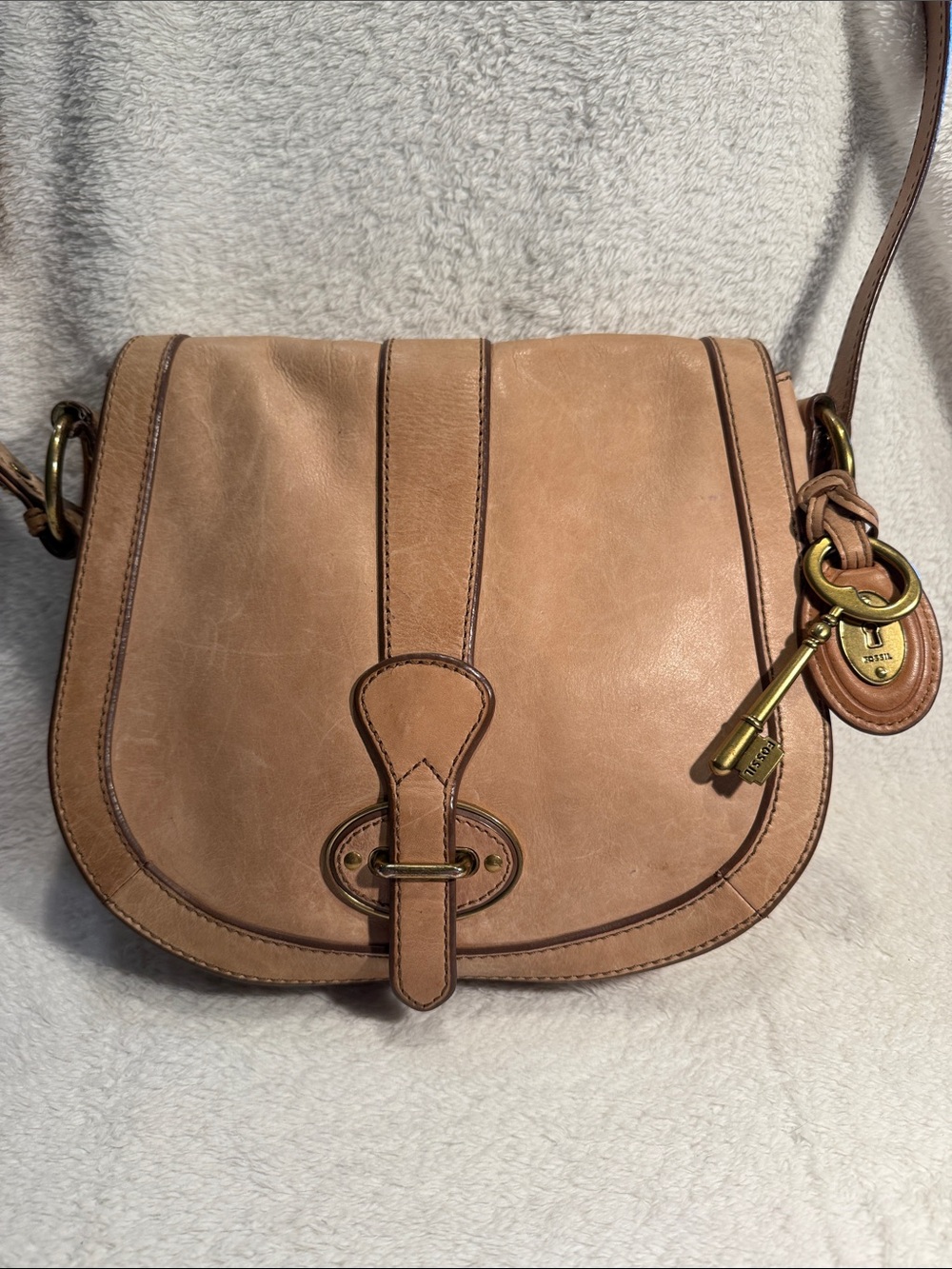 Beautiful Light Tan VintageFossil Leather Saddle Crossbody w/key and hang tag